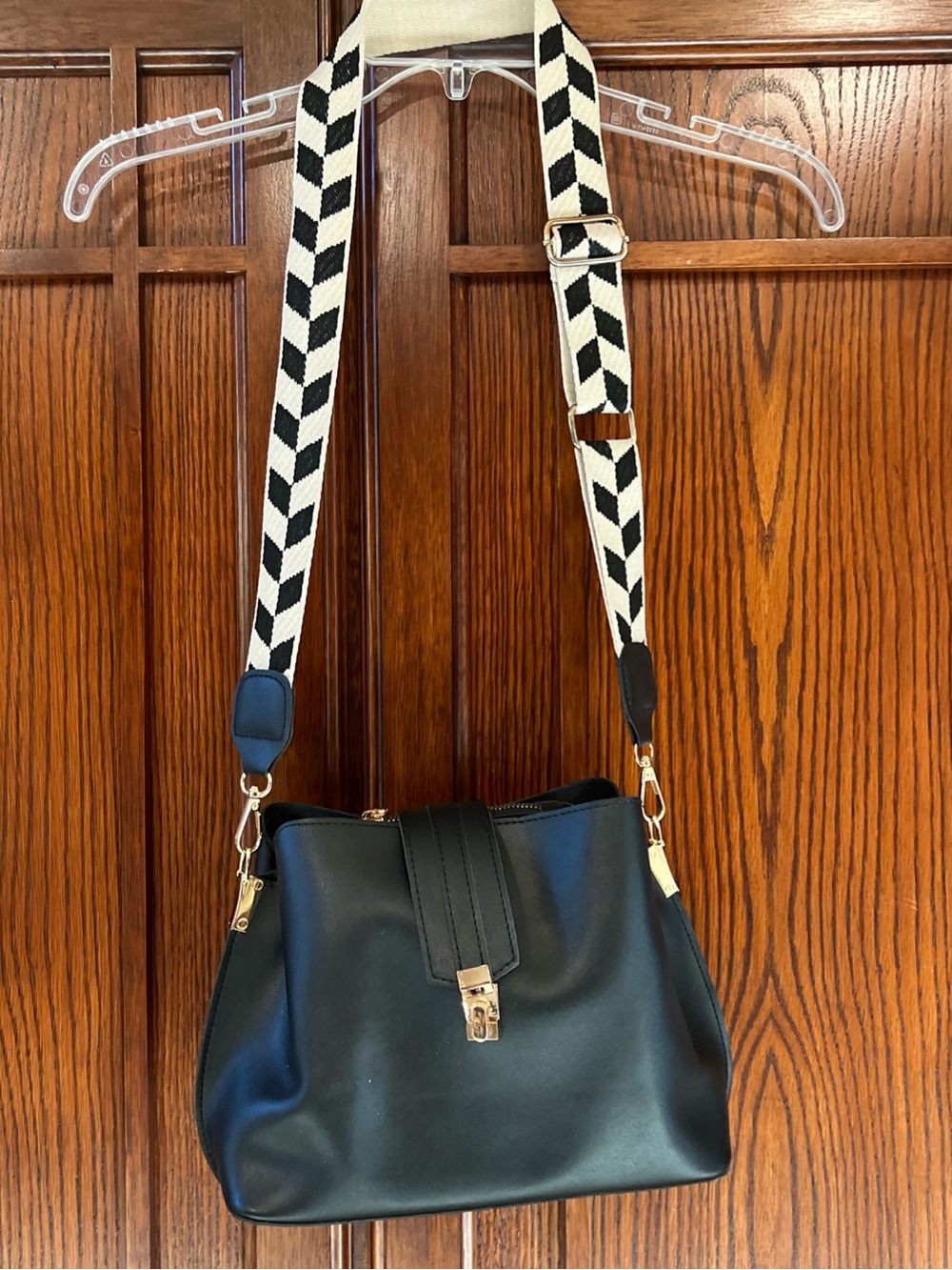 Black Crossbody Bucket Bag Wide Chevron Guitar Strap Gold Hardware Mint